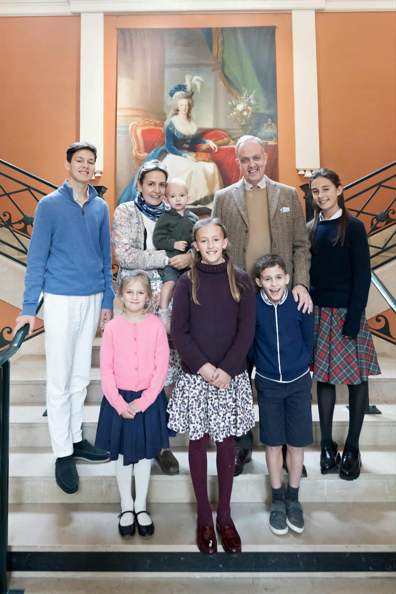 La Famille de France visite l'exposition "Marie-Antoinette &agrave; Saint-Cloud"