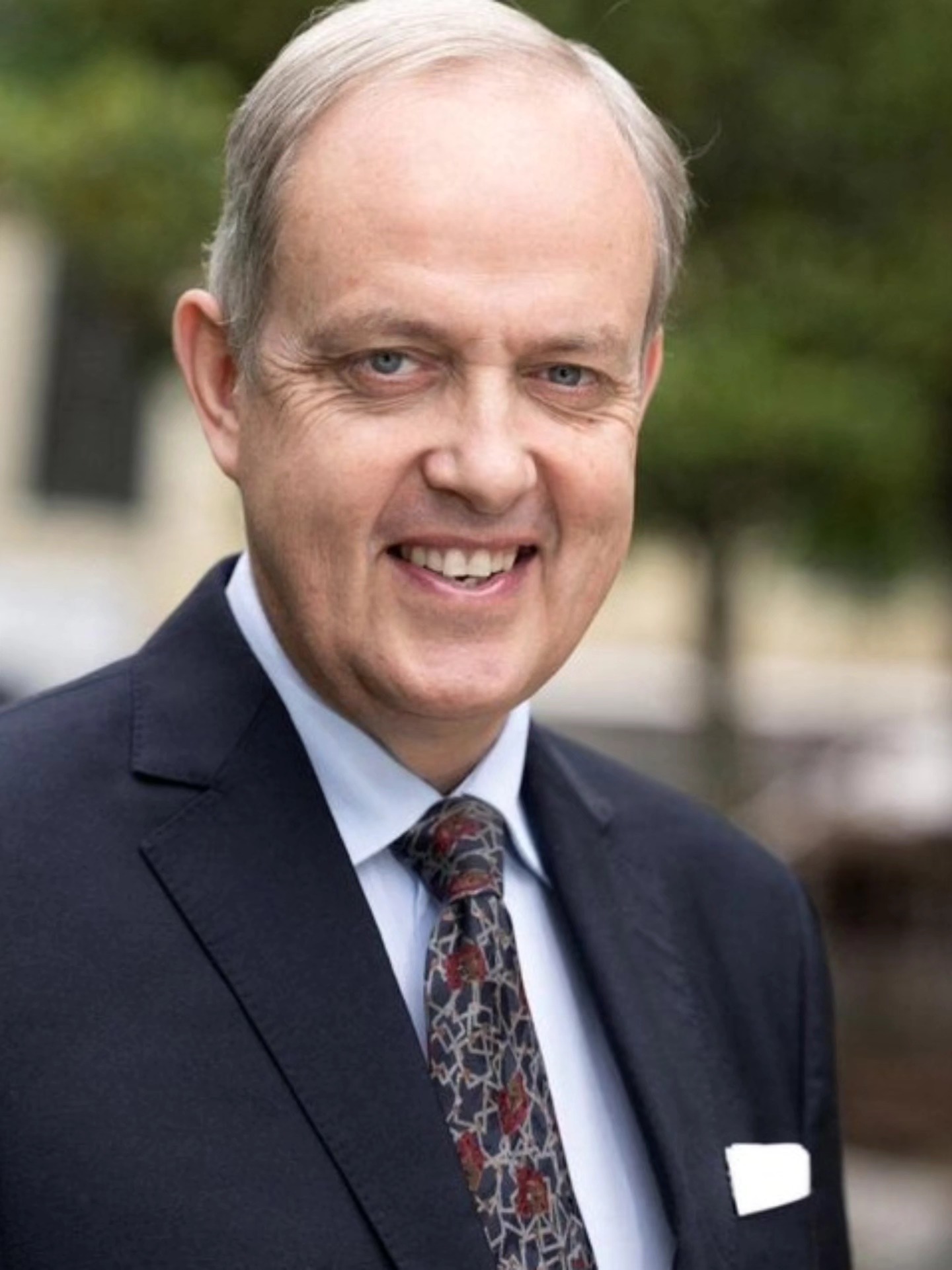 Le comte de Paris rend hommage aux &eacute;lus municipaux