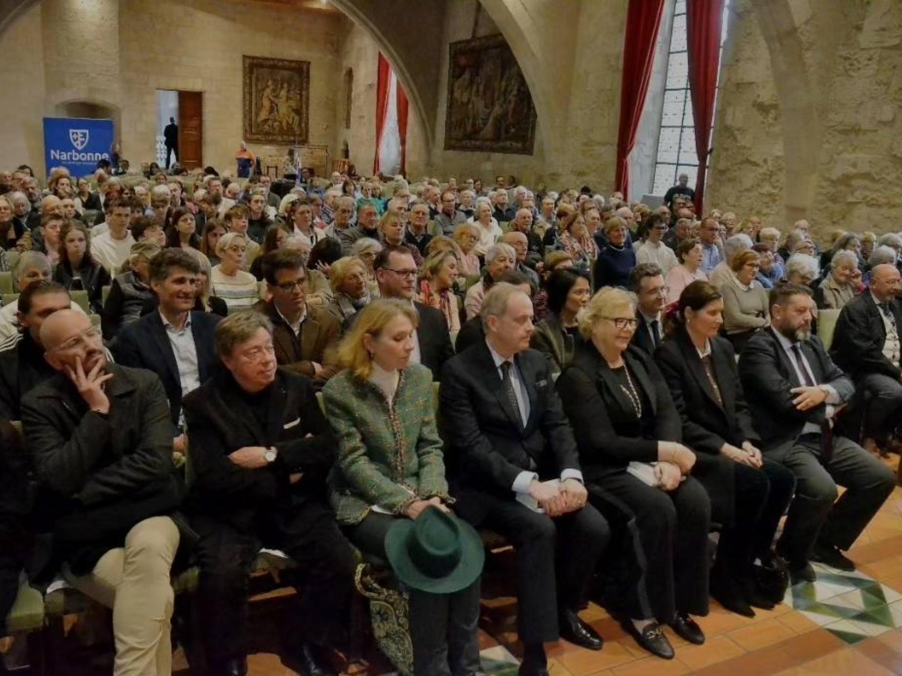 Le comte de Paris à une conférence sur le sens du mot "servir" à Narbonne