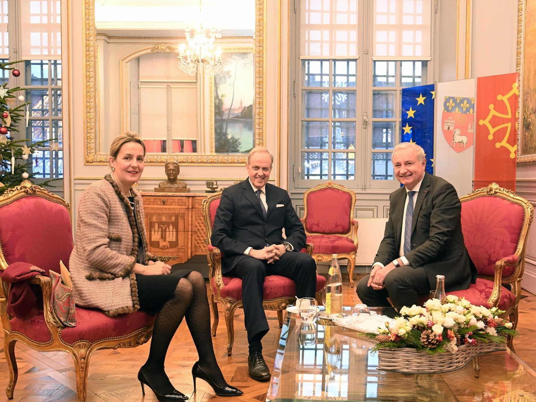 Le comte et la comtesse de Paris à l'inauguration de huit plaques au Capitole de Toulouse