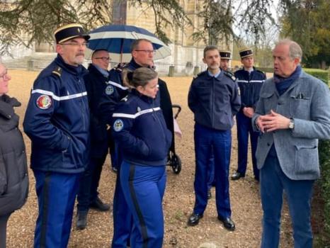 Le comte de Paris fait visiter le domaine royal de Dreux à la gendarmerie de la ville dans le cadre du programme "la Nation en Partage"