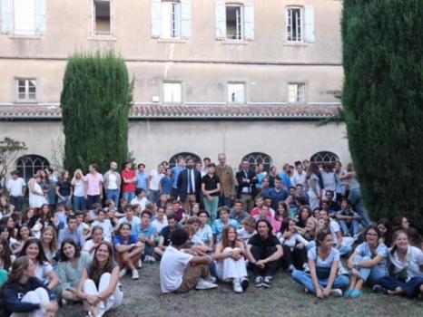 Le comte de Paris fait visiter Carcassonne aux élèves du lycée privé de La Sauque de La Brède